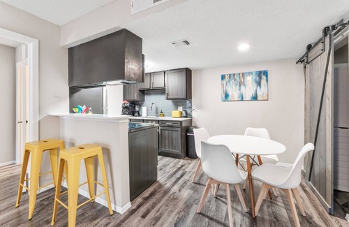 Dawson Apartamento | Soco 2BR Comfy Suite w Pool King bed Fast Wifi