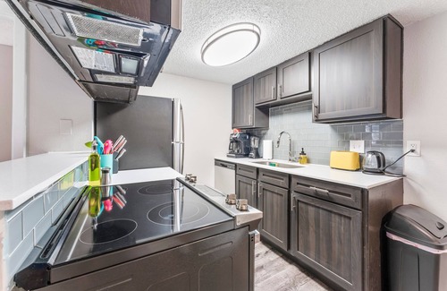 Dawson Apartamento | Soco 2BR Comfy Suite w Pool King bed Fast Wifi