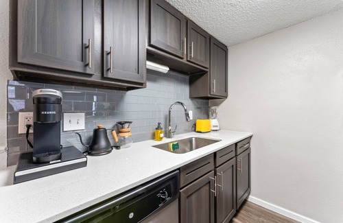 Dawson Apartamento | Soco 2BR Corner Suite w Pool King bed Fast Wifi