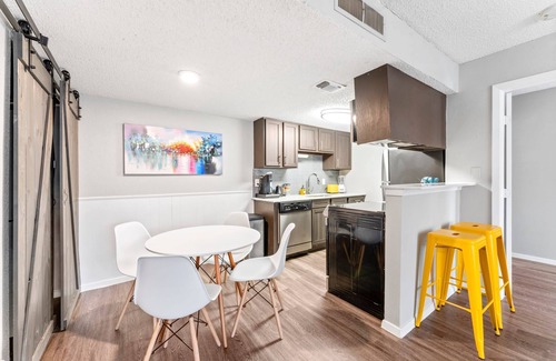 Dawson Apartamento | Soco 2BR Corner Suite w Pool King bed Fast Wifi