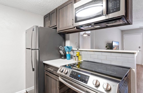 Dawson Apartamento | Soco 2BR Corner Suite w Pool King bed Fast Wifi