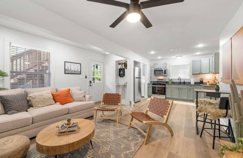 South Congress Casa | SoCo BoHo Bungalow | Sleeps 4