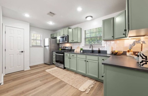 South Congress Casa | SoCo BoHo Bungalow | Sleeps 4