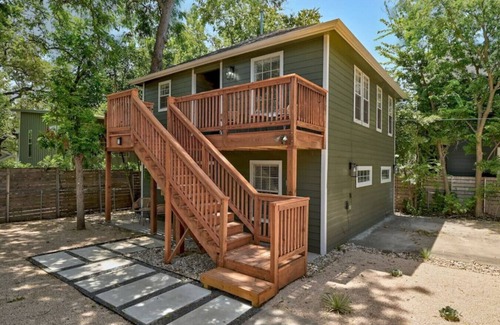 South Congress Casa | SoCo BoHo Bungalow | Sleeps 4