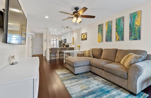 South Congress Condominio | SoCo Condo, 2br/2ba, updated bright space with great pool + parking!