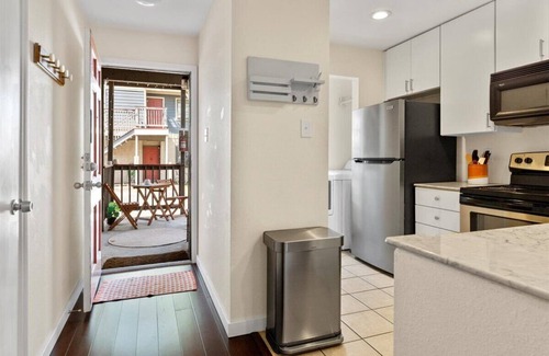 South Congress Condominio | SoCo Condo, 2br/2ba, updated bright space with great pool + parking!