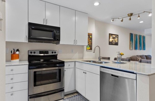South Congress Condominio | SoCo Condo, 2br/2ba, updated bright space with great pool + parking!