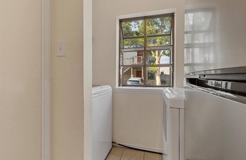 South Congress Condominio | SoCo Condo, 2br/2ba, updated bright space with great pool + parking!