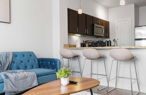 South Congress Apartamento | SOCO Cozy Comfy | Pool + Gym + Racquetball + Laundry + Pkg