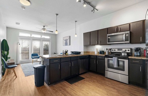 South Congress Apartamento | SOCO Cozy Comfy | Pool + Gym + Racquetball + Laundry + Pkg