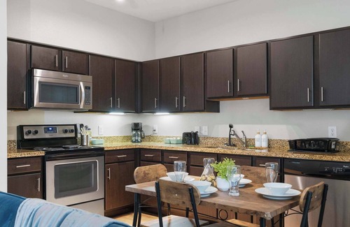 South Congress Apartamento | SOCO Cozy Lavish Loft | Pool + Gym + Racquetball + Laundry + Pkg