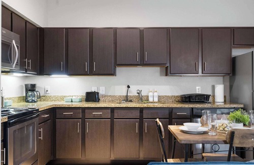 South Congress Apartamento | SOCO Cozy Lavish Loft | Pool + Gym + Racquetball + Laundry + Pkg