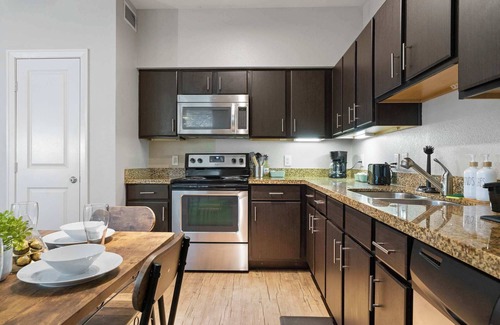 South Congress Apartamento | SOCO Cozy Lavish Loft | Pool + Gym + Racquetball + Laundry + Pkg