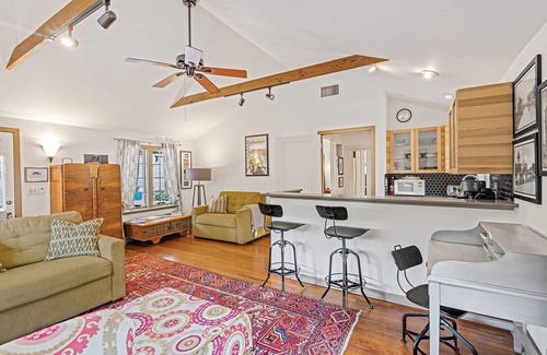 Travis Heights Apartamento | SoCo District, Pool | Garden Cottage, Park Lane