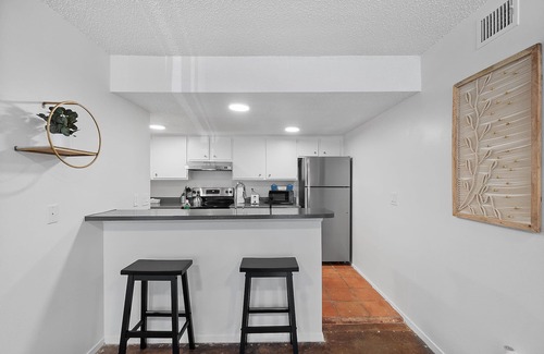 Bouldin Apartamento | SOCO FUN HOUSE |Sleeps 10 |Free Pkg |Downtown