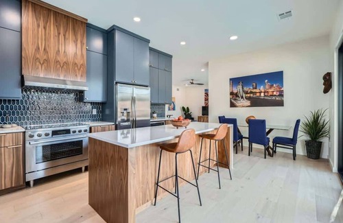 South Congress Casa | SOCO Modern New 5BR. Pool. 1 Block from Everything