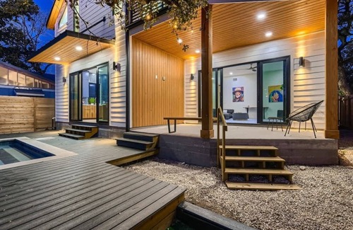 South Congress Casa | SOCO Modern New 5BR. Pool. 1 Block from Everything