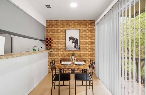 Travis Heights Apartamento | SOCO Park Creek View | The Perfect Location | Free Pkg