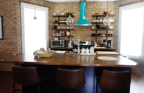 Rogers Park Condominio | Soft Suede y Warm Bricks en un hogar de Sylish Rogers Park