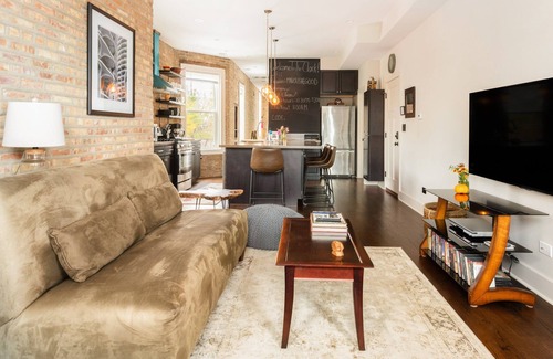 Rogers Park Condominio | Soft Suede y Warm Bricks en un hogar de Sylish Rogers Park
