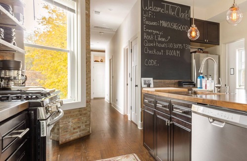 Rogers Park Condominio | Soft Suede y Warm Bricks en un hogar de Sylish Rogers Park