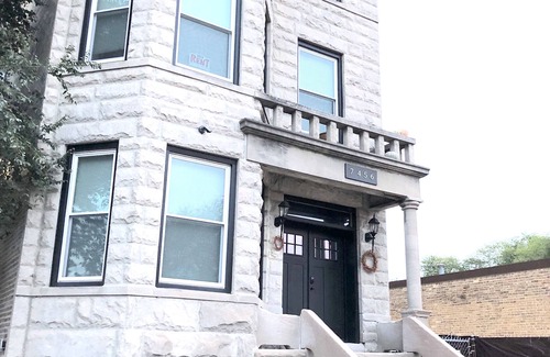 Rogers Park Condominio | Soft Suede y Warm Bricks en un hogar de Sylish Rogers Park