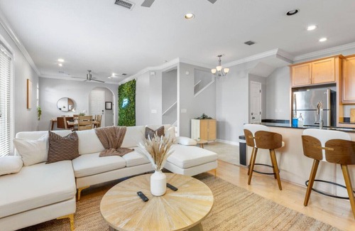 Courier City - Oscawana Casa | SOHO Getaway! 3BR Jacuzzi, Gym AND Game-room