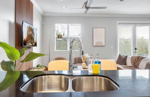 Courier City - Oscawana Casa | SOHO Getaway! 3BR Jacuzzi, Gym AND Game-room
