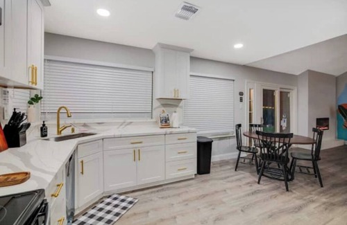 Clodine Casa | SoHo Retreat-5BRS home-Pool Patio Deck-Houston