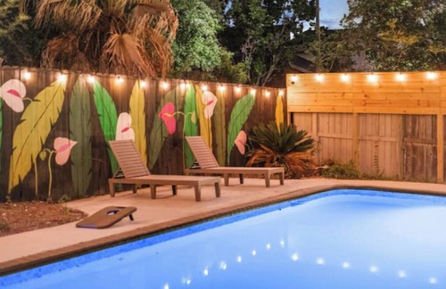 Clodine Casa | SoHo Retreat-5BRS home-Pool Patio Deck-Houston