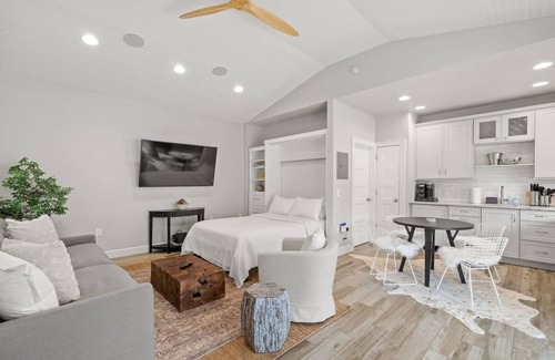 Courier City - Oscawana Casa | Soho Serenity by Brightwild Pool Hot Tub