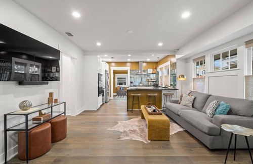Courier City - Oscawana Casa | Soho Serenity by Brightwild Pool Hot Tub