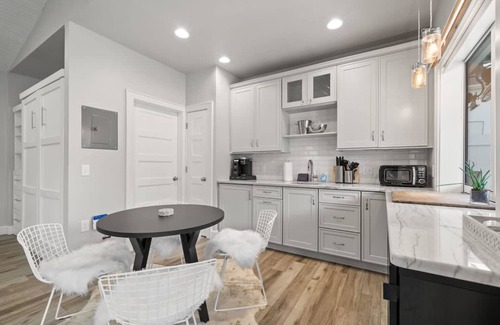 Courier City - Oscawana Casa | Soho Serenity by Brightwild Pool Hot Tub