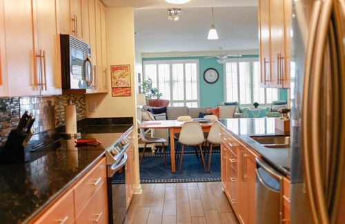Sandbridge Apartamento | Sojourn Ocean View Oasis Ocean & Bay Views