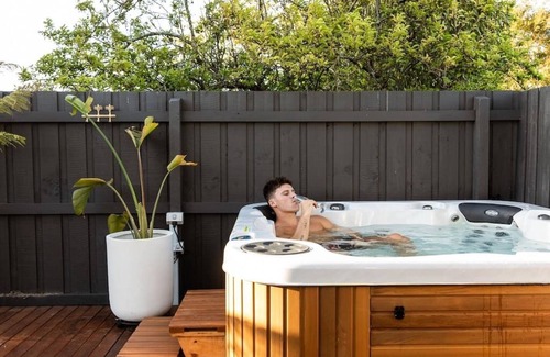 Rosebud Casa | Sol Coastal Retreat | Outdoor Spa and Sauna