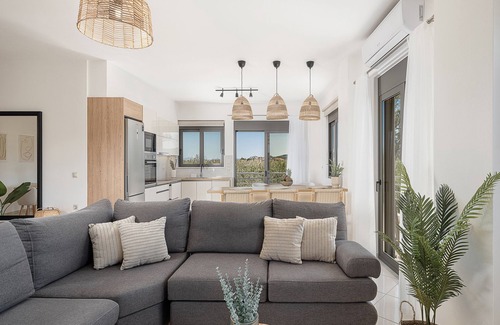 Gerani Apartamento | Sol Luxury Apartment: 3BD With a Rooftop Mini-Pool, 150m from the Beach