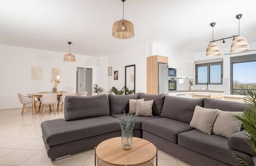 Gerani Apartamento | Sol Luxury Apartment: 3BD With a Rooftop Mini-Pool, 150m from the Beach
