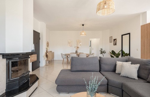 Gerani Apartamento | Sol Luxury Apartment: 3BD With a Rooftop Mini-Pool, 150m from the Beach