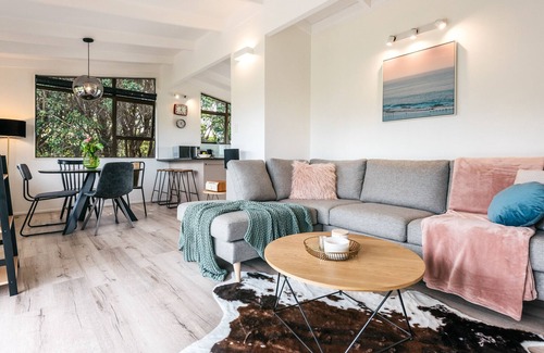 Surfdale Cabaña | Sol Spa Oasis - Surfdale Holiday Home
