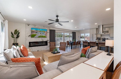 Scottsdale Casa | Sol Villa-Old Town Scottsdale! 7 BR. Pool, Jacuzzi, Putting Green, Game Room