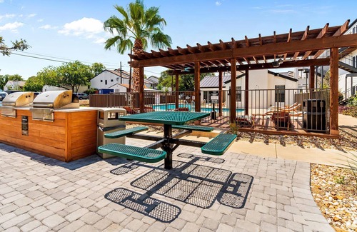 South Lamar Apartamento | SoLa cozy 1BR king suite close to DT w/ pool