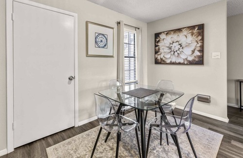 South Lamar Apartamento | SoLa cozy 1BR king suite close to DT w/ pool