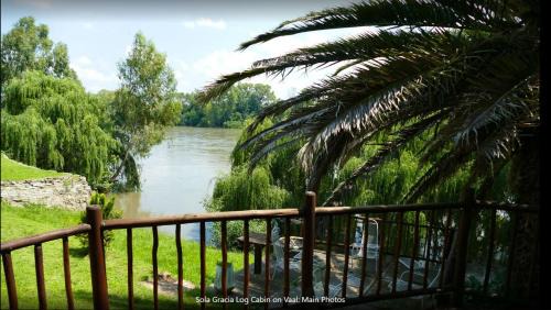 Lindequesdrif Otro | Sola Gracia Log Cabin on the Vaal