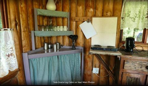 Lindequesdrif Otro | Sola Gracia Log Cabin on the Vaal