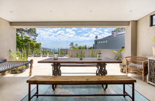 Cape Town City Centre Villa | Solar-Powered Mountain Retreat with Natural Pool
