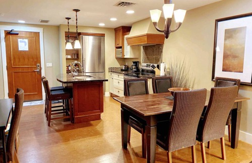 Canmore Condominio | Solara Luxury King & Queen beds, 2 bathrooms, Pool/Hot Tub, Parking