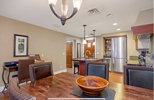 Canmore Condominio | Solara Luxury King & Queen beds, 2 bathrooms, Pool/Hot Tub, Parking