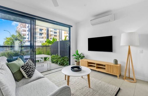 Birtinya Apartamento | Soleil Birtinya A Modern Poolside Sanctuary