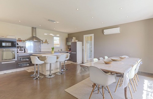 Piolenc Villa | Soleil de Provence is a beautiful holiday home with a fenced private pool