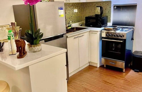 Paranaque Casa | Solstiza Suite - Central condo near airport, Okada, Mall of Asia 60 with inch TV